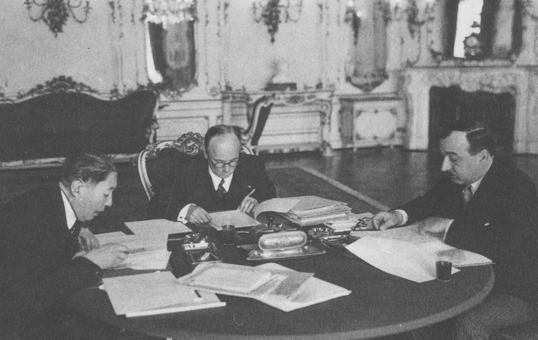 1 Dec Nicolae Titulescu La Semnarea Tratatului De La Trianon. 4 Iunie, 1920. Arhivele Naționale Ale României