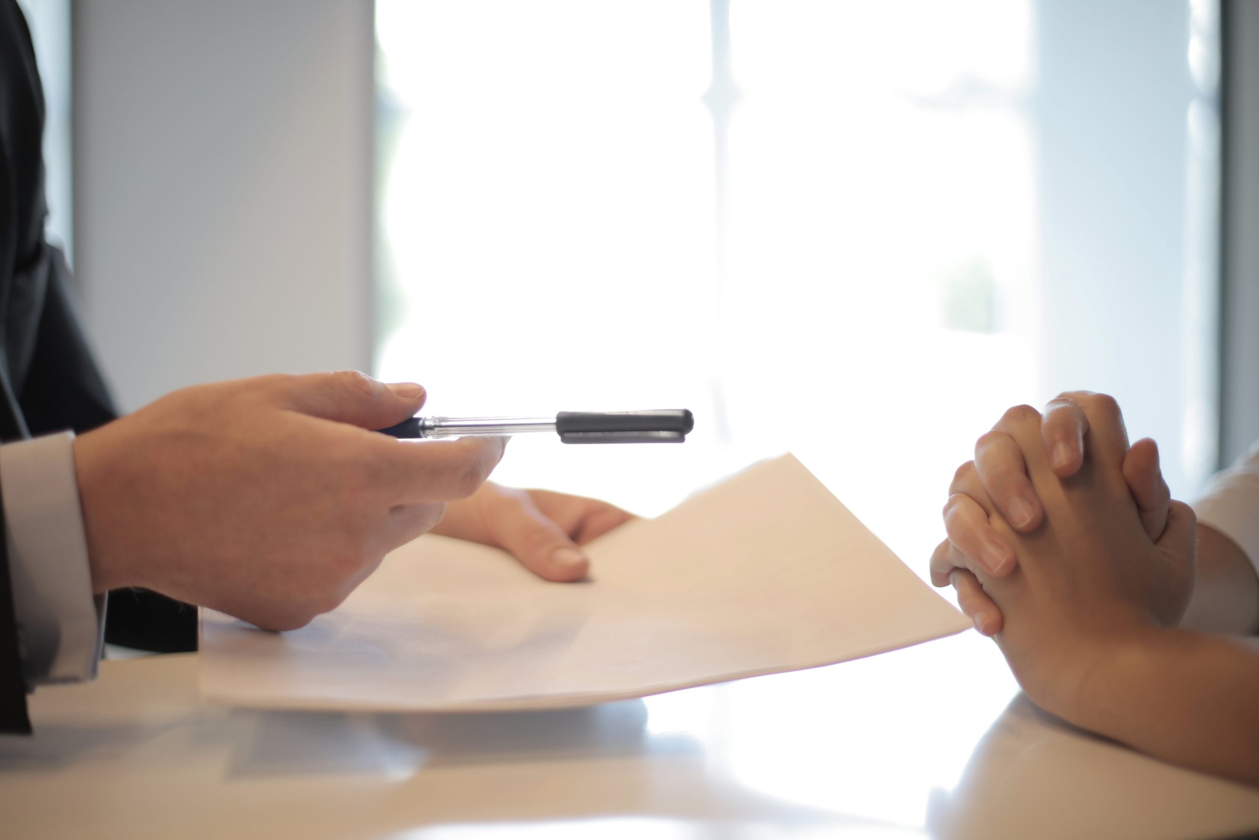Două strategii opuse pentru negocierea condițiilor salariale